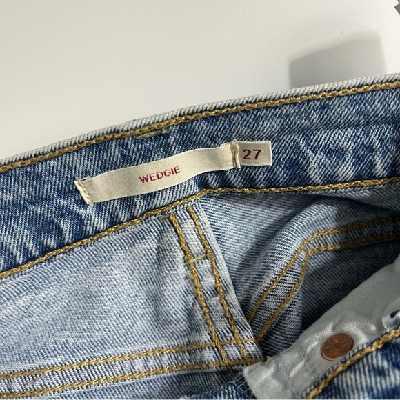 Levi’s • Wedgie Icon Fit Light Wash Skinny Jeans - Picture 5 of 10